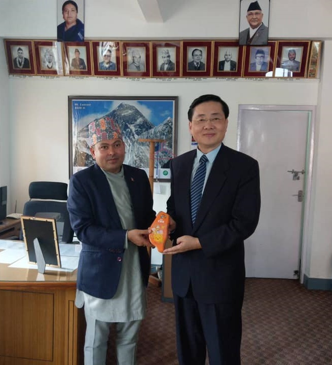 趙校長致贈尼泊爾森林環境部副部長Dr. Bishwa Nath Oli臺灣圖形紀念品