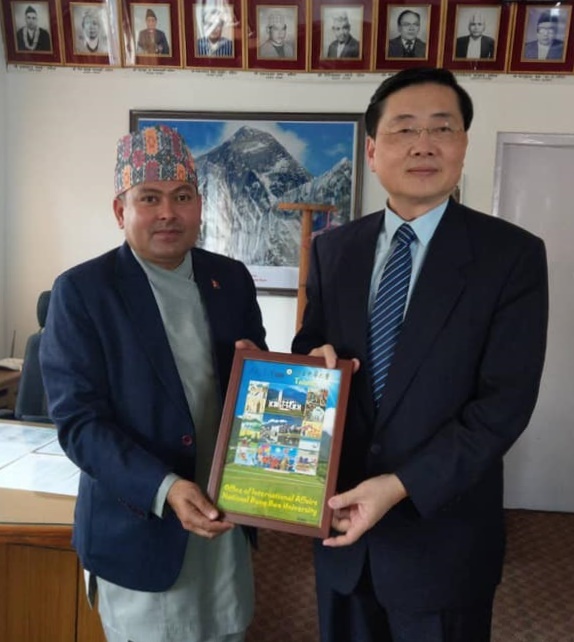 趙校長致贈尼泊爾森林環境部副部長Dr. Bishwa Nath Oli東華大學紀念品