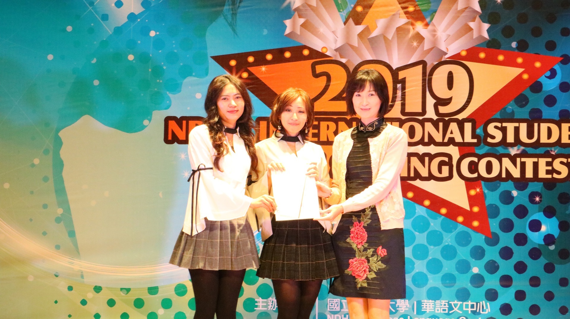 日本和越南的喵喵隊以《好喜歡你》獲得最佳服裝獎，與朱嘉雯主任合影