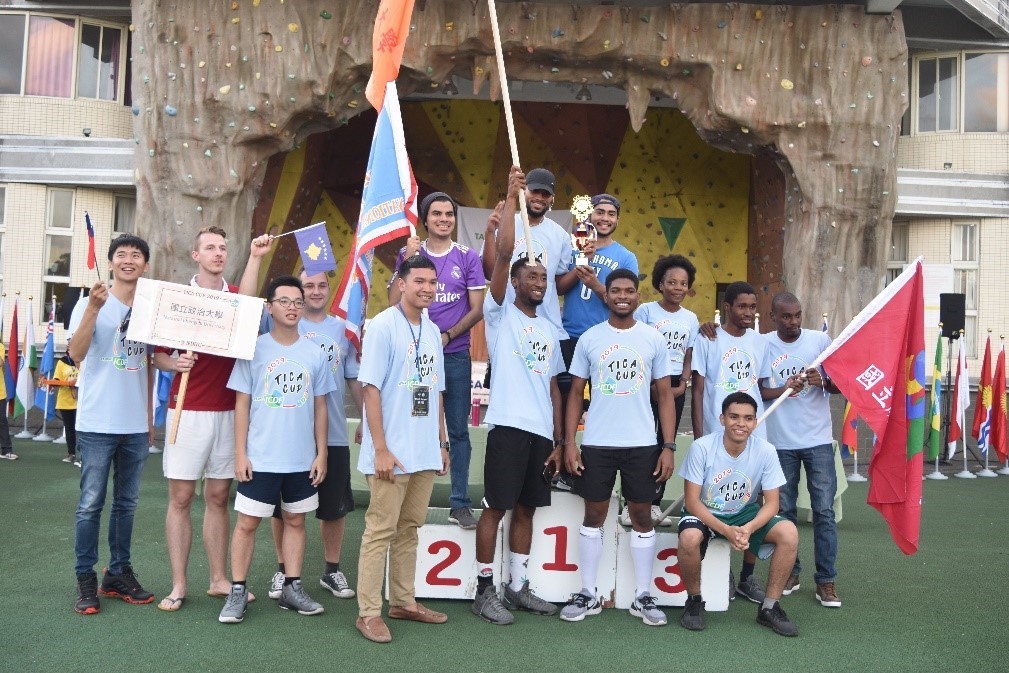 帛琉共和國蘇才智副館長（左前四）頒發獎座給籃球比賽得獎隊伍