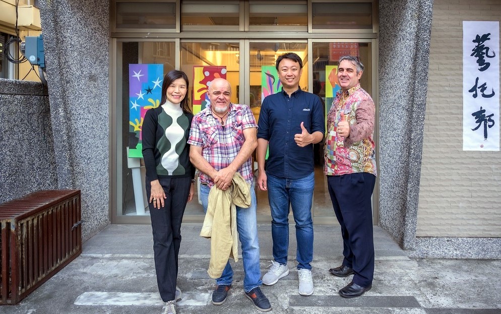 （左起）東華大學藝術學院劉惠芝院長、法國藝術家保羅．布洛亞斯、花蓮市市民代表蔡翼鍾、臺灣法國文化協會主任布魯諾．杜帕克於藝托邦藝文空間前合影