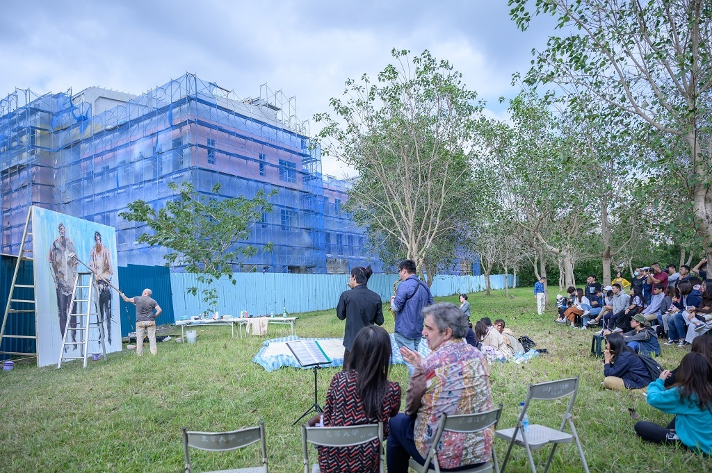 於東華大學藝術學院大樓工地前草坪的「巨人」藝術創作現場