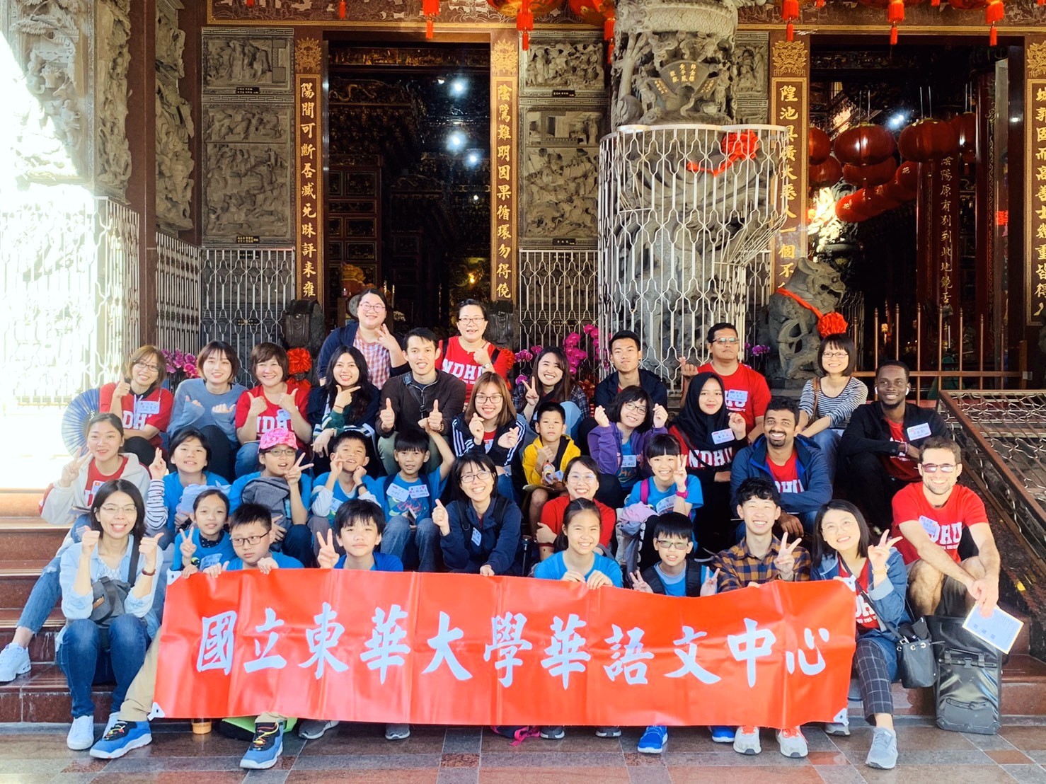 Zhong Zheng students leading CLC students in Hualien City and introducing its history and the City God temple
