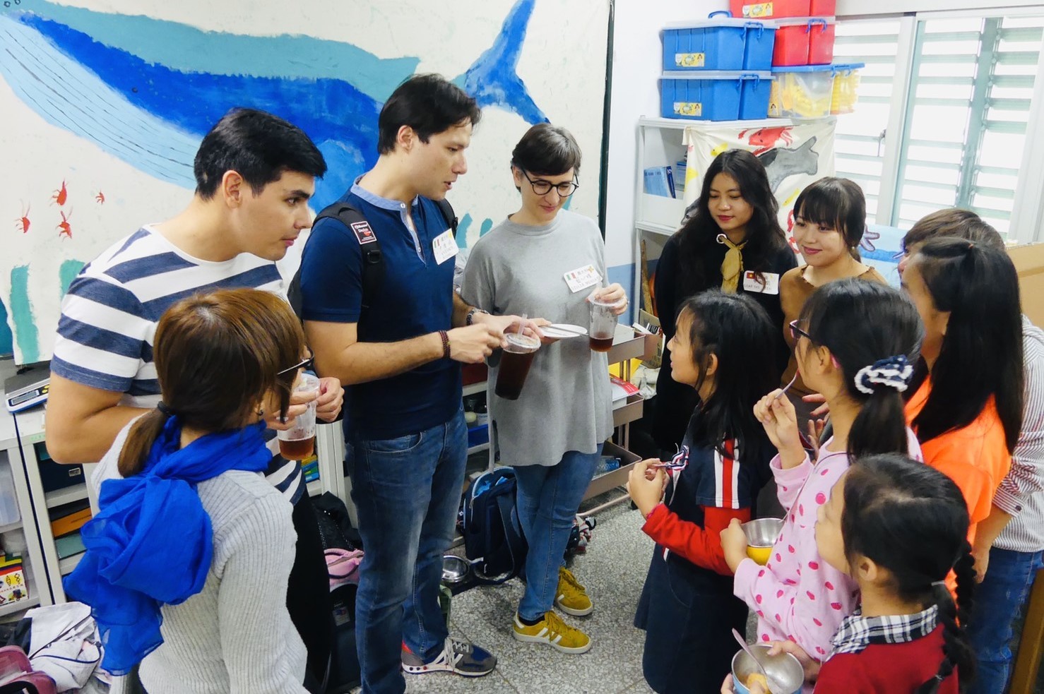 外籍生運用所學華語與小學生互動交流