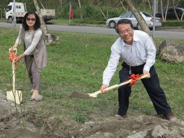 植樹造林淨化空氣，東華種下300株苗木