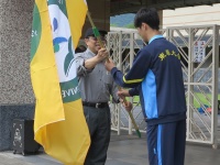 東華健兒出征全國大專運動會，校長吳茂昆授旗勉勵