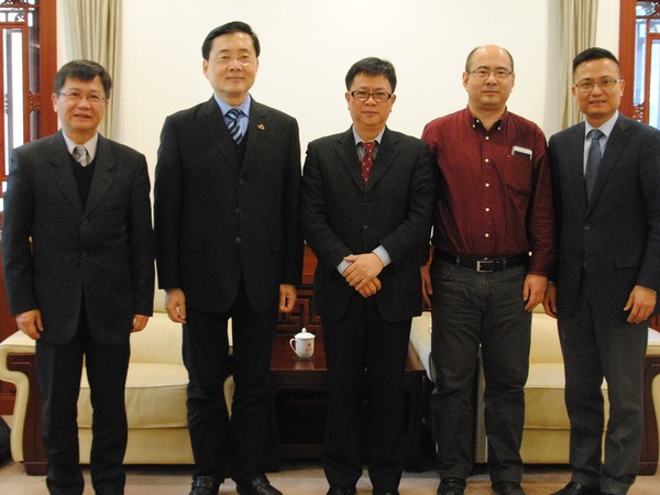 東華人文社會科學院與北大政府管理學院簽署學術交流合作意向書