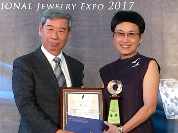 賀！藝創系林淑雅教授榮獲「2017國際創意珠寶設計大賽」，成品組最高榮譽 - 金獎