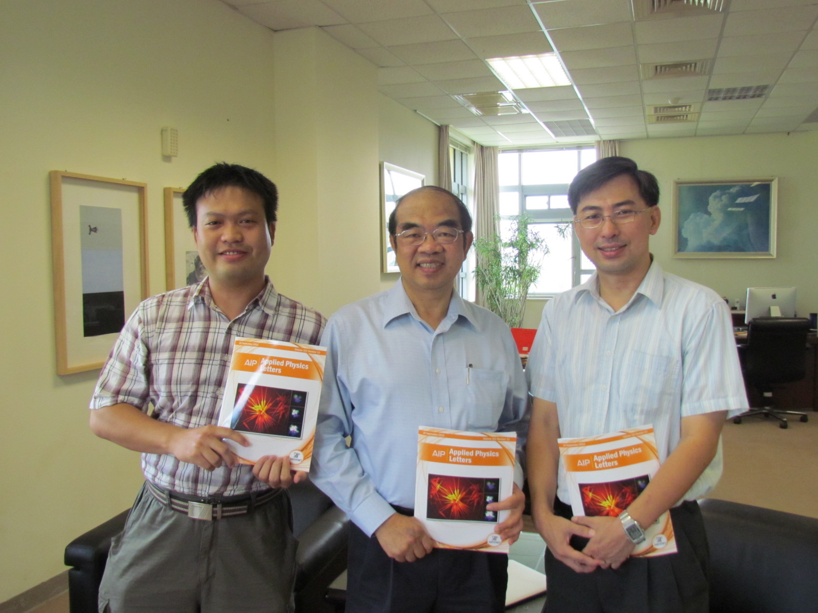 （左起）材料系蘇彥勳助理教授、校長吳茂昆、材料系主任陳怡嘉合影