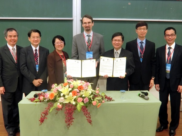 東華人文社會科學院與波蘭羅茲大學經濟與社會學院簽約