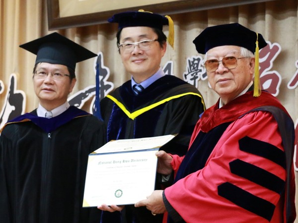 歐豪年教授獲頒東華大學名譽文學博士學位